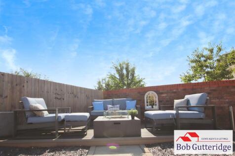 ENCLOSED REAR GARDEN