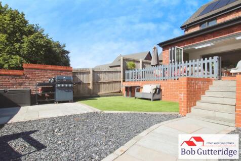 ENCLOSED REAR GARDEN