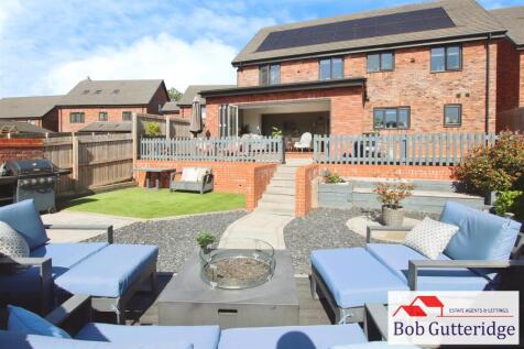 ENCLOSED REAR GARDEN