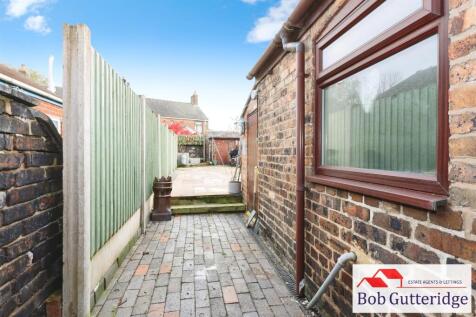 ENCLOSED REAR GARDEN