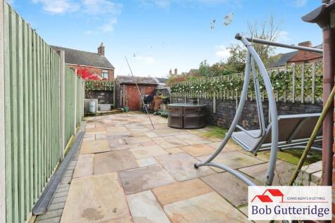 ENCLOSED REAR GARDEN