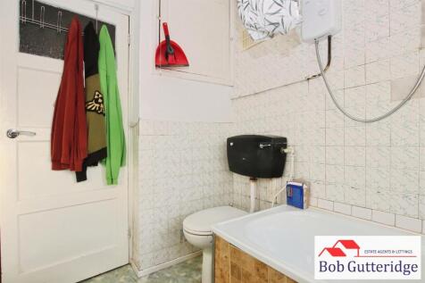 FIRST FLOOR BATHROOM