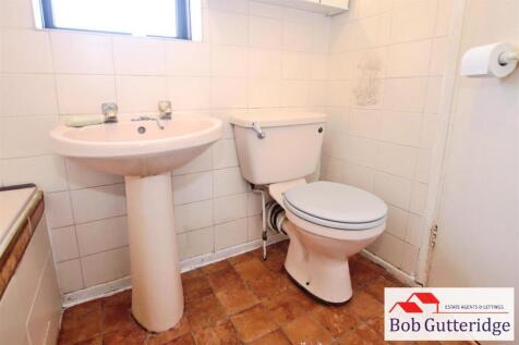 FIRST FLOOR BATHROOM