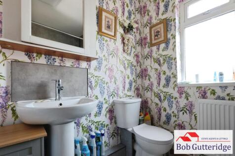 FIRST FLOOR BATHROOM