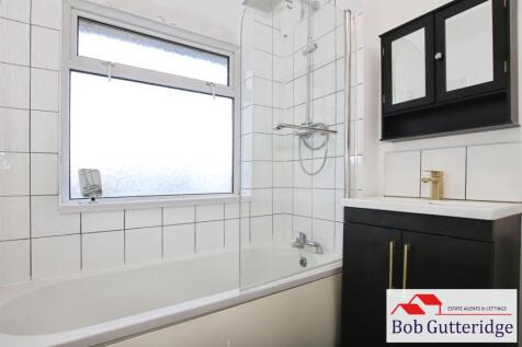 FIRST FLOOR BATHROOM