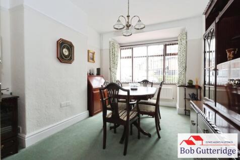 BAY FRONTED DINING ROOM