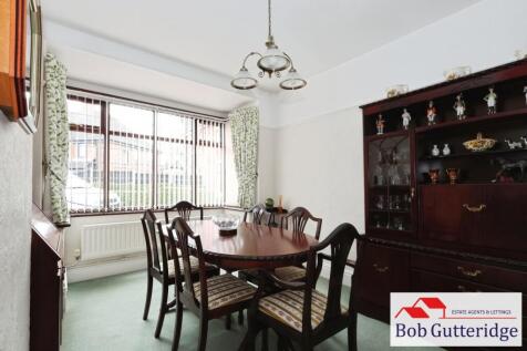 BAY FRONTED DINING ROOM