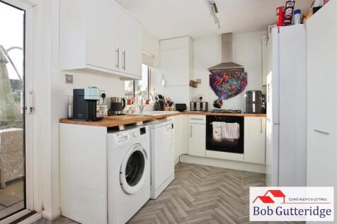 MODERN FITTED KITCHEN / DINER