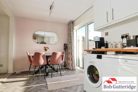 MODERN FITTED KITCHEN / DINER