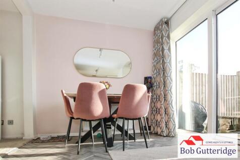 MODERN FITTED KITCHEN / DINER