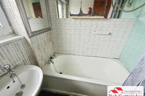 FIRST FLOOR BATHROOM