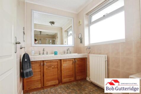 FIRST FLOOR BATHROOM