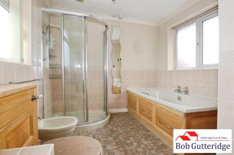 FIRST FLOOR BATHROOM