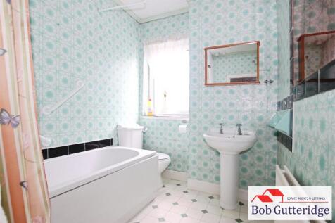 FIRST FLOOR BATHROOM