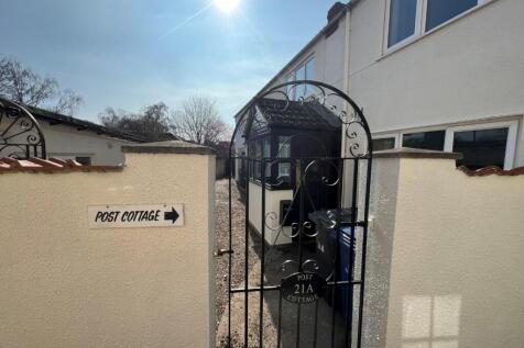 Gated entrance to side through passage.jpg
