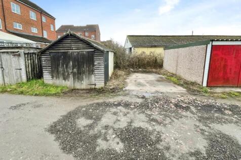 bf566495-Garage 20and 20parking 20space 20to 20rea