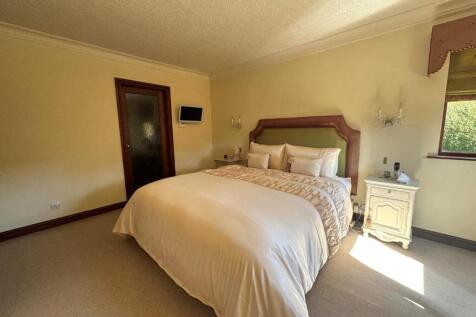 Bedroom 1.jpg