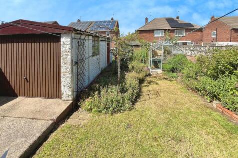 adf0b845-Rear 20garden 20and 20garage.jpg