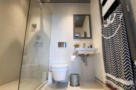 Stonebow House 4C - 9 Ensuite Bathroom.jpg