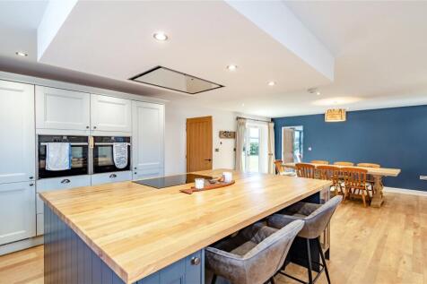 Kitchen/ Dining Area