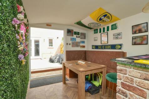 Garden Studio / Bar