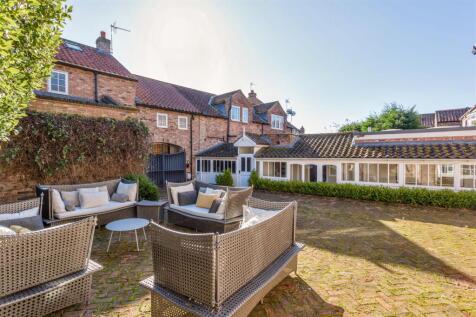 Enclosed Rear Courtyard