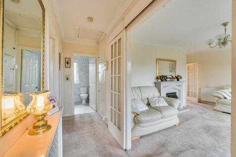 hallway through lounge.jpg