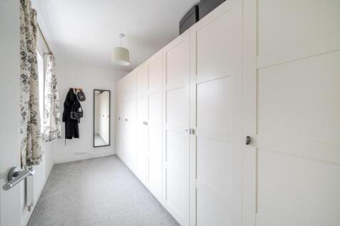 bedroom 3 - dressing room.jpg