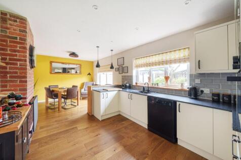 Kitchen/ Dining Room