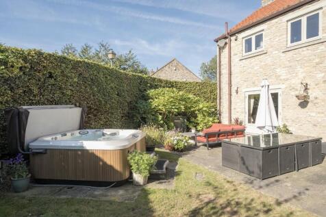 hot tub and seating.jpg
