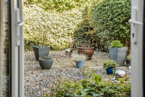 lifestyle plant pot.jpg