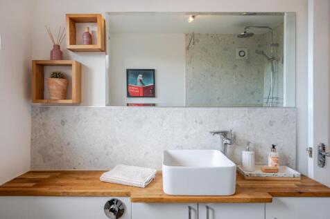 lifestyle bathroom.JPG