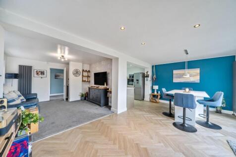 diner through lounge.jpg