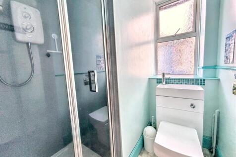 Shower room 1.jpeg
