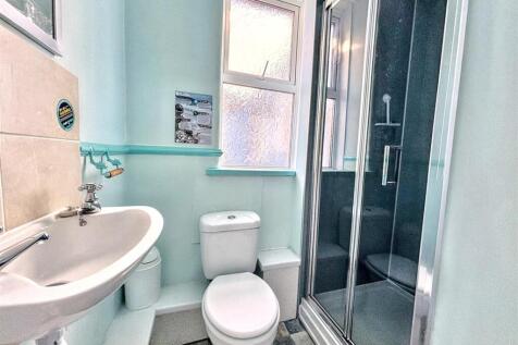 Shower room 2.jpeg