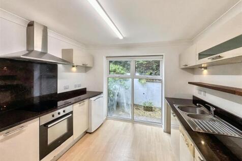 Kitchen 2.jpeg