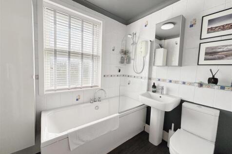 Main Bathroom.jpg