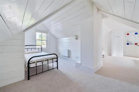 Bed 4 Dressing Area.jpg
