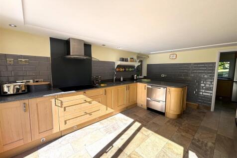 Kitchen 1.jpeg