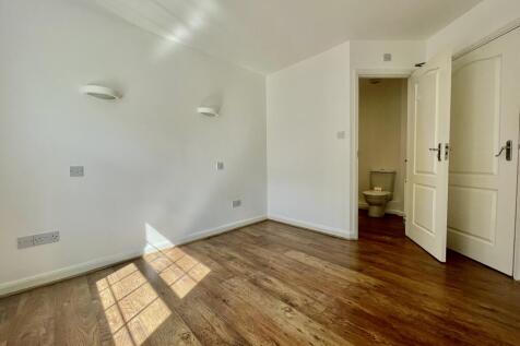 Master Bedroom (2)