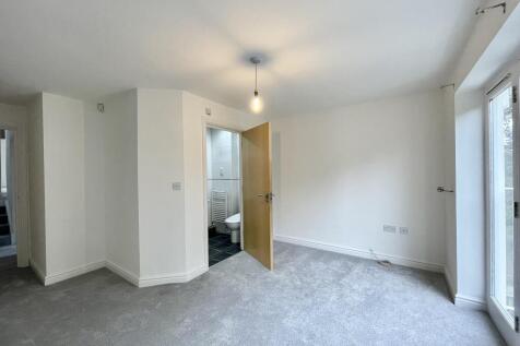Master Bedroom (2)