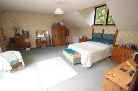 Master Bedroom (Dual Aspect)