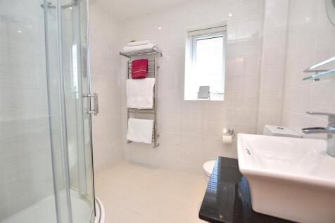 bedroom 2 en-suite.JPG