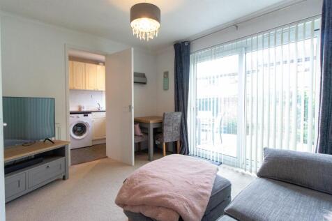 50 Gorcon Close - living room-3.jpg