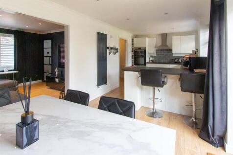 2 The Spinney - kitchen.jpg