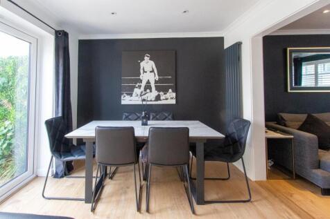 2 The Spinney - dining area.jpg