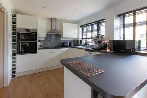 2 The Spinney - kitchen-3.jpg