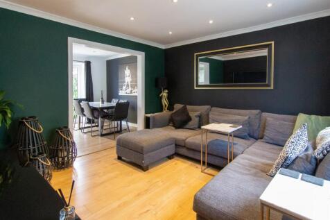 2 The Spinney - living room-2.jpg