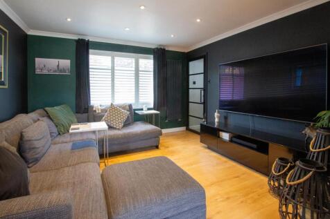2 The Spinney - living room.jpg
