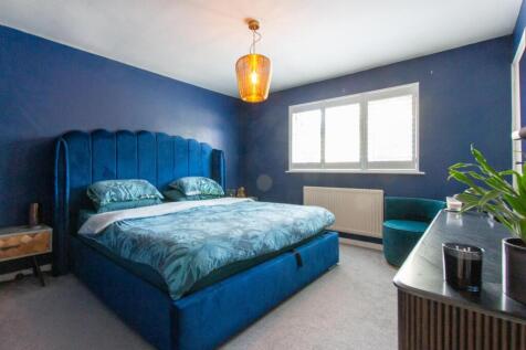 2 The Spinney - Bedroom 1.jpg